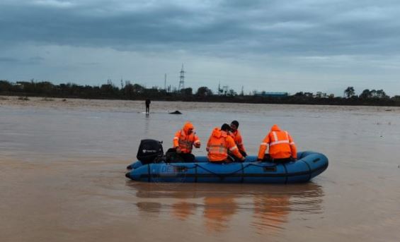 'निकी तवी में अचानक आई बाढ़ से ड्राइवर को बचाया गया | '